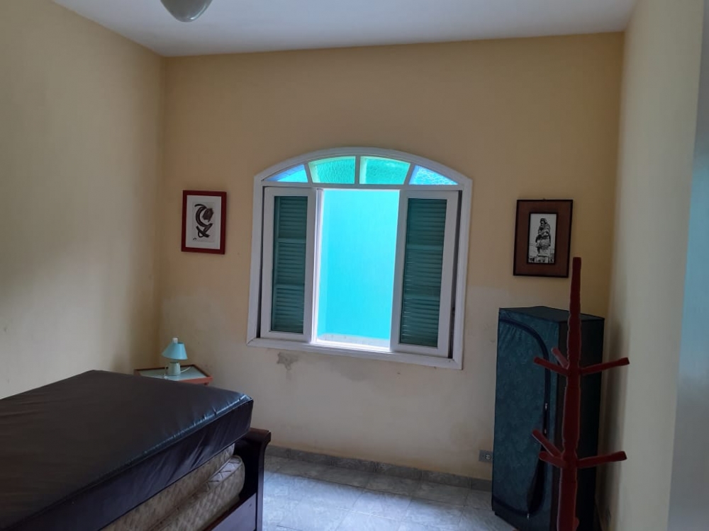 Casa com 03 dormitórios e edic